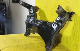 Подрамник двигателя для Nissan Almera Classic 2009 года на фотографиях