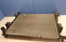 Радиатор охлаждения ДВС для Renault Sandero 2018 года на фотографиях