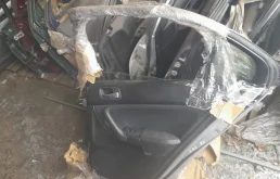 Двери для Honda Accord 2006 года на фотографиях