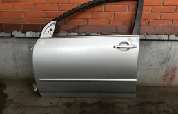 Дверь передняя левая для Toyota Corolla 2004 года на фотографиях