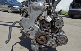 Двигатель для Nissan X-Trail 2001 года на фотографиях