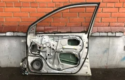 Дверь передняя правая для Toyota Corolla 2003 года на фотографиях