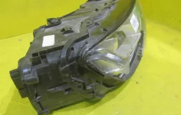 Фара правая для Audi Q7 2015 года на фотографиях