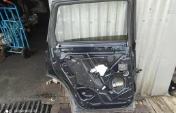 Уплотнитель передней правой двери для Audi Q7 2008 года на фотографиях