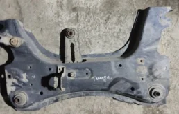 Подрамник двигателя для Nissan Tiida на фотографиях