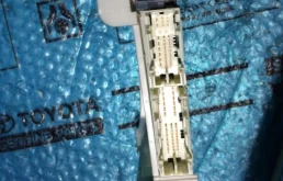 Блок предохранителей салона для Toyota Land Cruiser на фотографиях