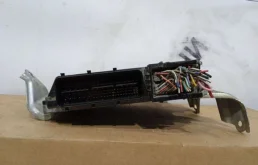 Блок управления двигателем для Toyota RAV4 на фотографиях