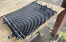 Радиатор кондиционера для Jaguar XF 2014 года на фотографиях