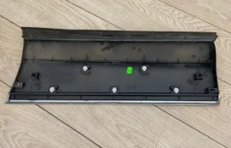 Молдинг двери задний правый для Volkswagen Tiguan 2022 года на фотографиях