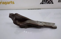 Петля капота левая для Skoda Rapid 2025 года на фотографиях