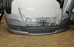 Бампер передний для Volkswagen Touran 2005 года на фотографиях