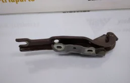 Петля капота левая для Skoda Rapid 2025 года на фотографиях