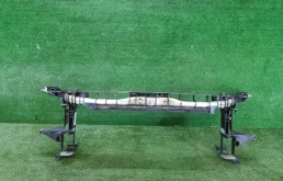 Усилитель переднего бампера для Mercedes-Benz CLA class 2018 года на фотографиях