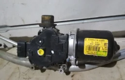 Трапеция стеклоочистителей для Renault Logan 2015 года на фотографиях