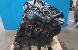 Двигатель без навесного для Nissan Pathfinder 2000 года на фотографиях