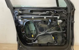 Накладка на дверь передняя левая для Audi Q7 2015 года на фотографиях