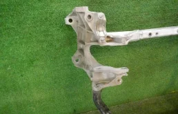 Подрамник двигателя для Audi Q7 2015 года на фотографиях