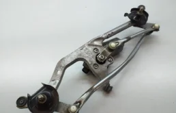 Трапеция стеклоочистителей для Toyota Corolla 2000 года на фотографиях