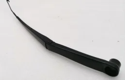 Поводок лобового стеклоочистителя левый для Hyundai Solaris 2021 года на фотографиях