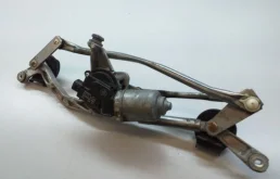 Трапеция стеклоочистителей для Toyota Corolla 2000 года на фотографиях