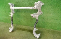 Подрамник двигателя для Audi Q7 2015 года на фотографиях