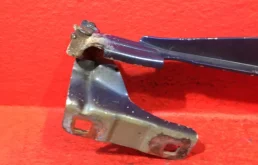 Петля капота левая для Nissan Note 2012 года на фотографиях