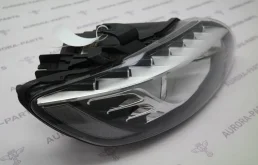 Кронштейн правой фары нижний для Audi Q7 2010 года на фотографиях