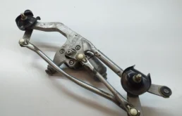 Трапеция стеклоочистителей для Toyota Corolla 2000 года на фотографиях