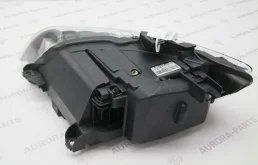 Кронштейн правой фары нижний для Audi Q7 2010 года на фотографиях