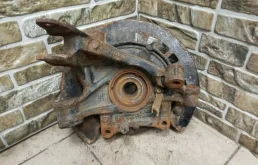 Кулак задний левый для Audi Q7 на фотографиях