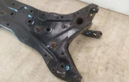 Подрамник двигателя для Mitsubishi Outlander 2011 года на фотографиях