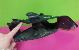 Кронштейн правой фары нижний для Audi Q7 2010 года на фотографиях