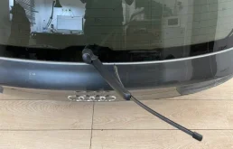 Поводок стеклоочистителя задний для Audi Q7 на фотографиях