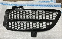 Решетка в бампер левая 7l6853665b vw touareg 7l va