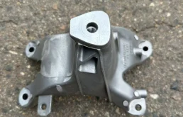 Кронштейн двигателя правый a4 2010 b8 новый vag