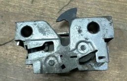 Замок капота нижняя часть vag