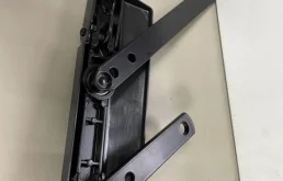 Поводок лобового стеклоочистителя правый для Audi Q7 2007 года на фотографиях