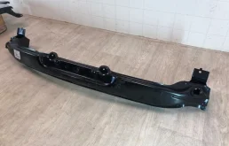 Усилитель бампера передний нижний для Mitsubishi Pajero Sport 2008 года на фотографиях