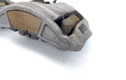 Скоба суппорта передняя для Audi A8 на фотографиях