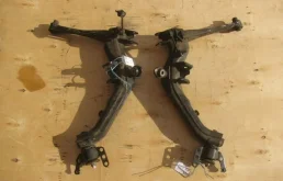 Рычаг задний левый нижний для Toyota Avensis 2003 года на фотографиях