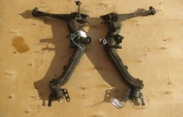 Рычаг задний левый нижний для Toyota Avensis 2003 года на фотографиях