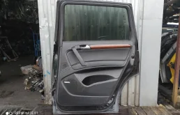 Уплотнитель передней правой двери для Audi Q7 2008 года на фотографиях