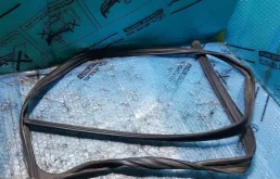 Уплотнитель стекла двери Lexus LX570 6814160070