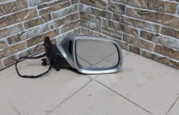 Стекла и зеркала для Audi Q7 2010 года на фотографиях