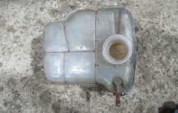 Расширительный бачок радиатора для Chevrolet Cruze 2009 года на фотографиях