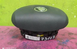 Подушка безопасности водителя для Skoda Rapid 2017 года на фотографиях