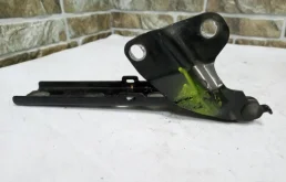 Петля капота левая для Audi Q3 на фотографиях