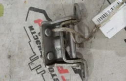 ПЕТЛЯ ДВЕРИ NISSAN ЗАДНЯЯ ЛЕВАЯ ВЕРХНЯЯ 824012Y000