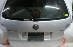 Двери для Volkswagen Touran 2012 года на фотографиях