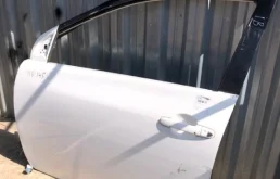 Дверь передняя левая для Toyota Corolla 2006 года на фотографиях